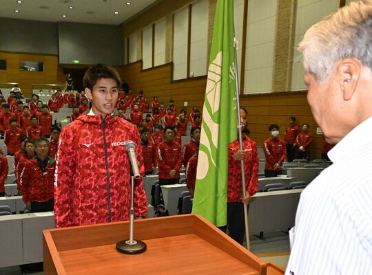 結団式で選手宣誓する陸上少年男子の若菜（佐野高）＝県総合教育センター