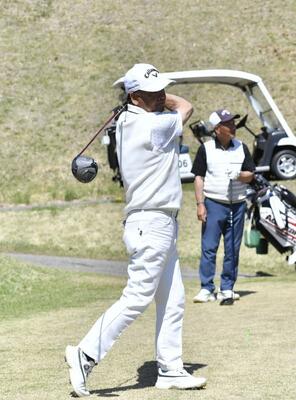 シニアの部で初優勝を飾った舟岡（左）・関口組＝レイクランドＣＣ