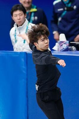 公式練習で調整する佐藤駿。奥は日下匡力コーチ=ミラノ(共同)