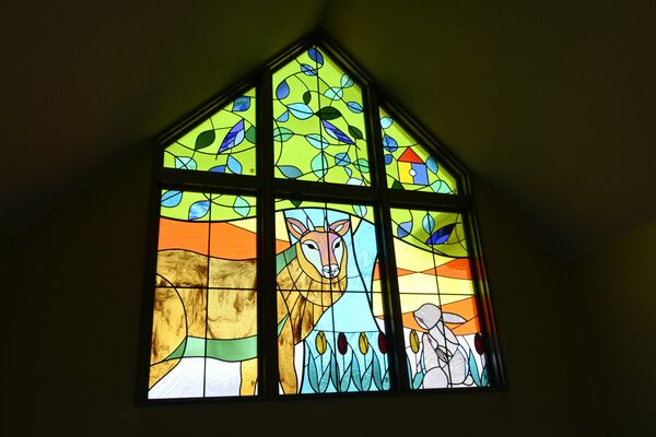 階段の渡り廊下を彩るステンドグラス