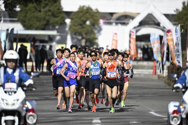 復路を一斉にスタートした各チームの選手たち＝栃木市総合運動公園、森田大地撮影