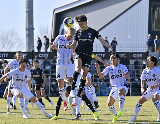 前半７分、ゴール前で競り合う栃木シティのＤＦ佐藤（中央右）＝栃木市のシティフットボールステーション（ＣＦＳ）、磯真奈美撮影