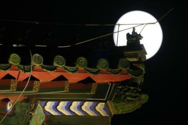 　中秋節の北京で見られた月＝２０２５年１０月（共同）