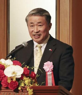 　４月、シンポジウムであいさつする中国の薛剣駐大阪総領事＝大阪市北区