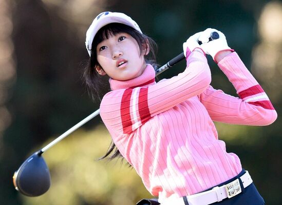 高学年女子で県勢最高の２位に入った佐藤（作新）のティーショット＝小山ＧＣ１０番