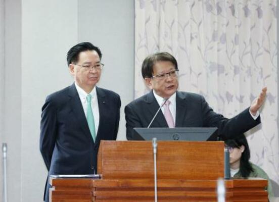 　２１日、台湾の立法院（国会）で発言する総統府の潘孟安秘書長（右）＝台北市（中央通信社＝共同）