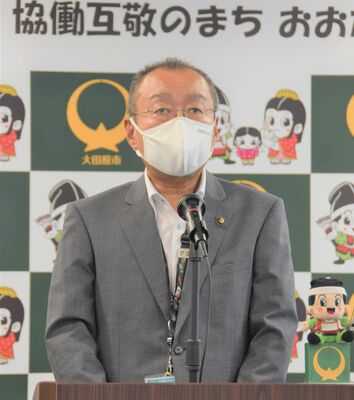 記者会見する相馬市長