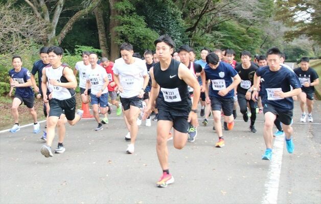 健脚を競った県警駅伝競走・ロードレース大会（県警提供）