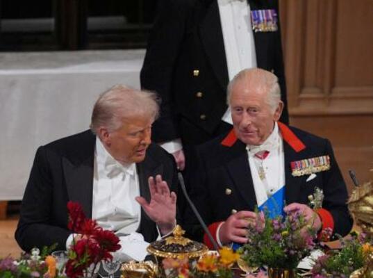 　１７日、ロンドン郊外のウィンザー城で開かれた晩さん会で会話するチャールズ英国王（右）とトランプ米大統領（ゲッティ＝共同）