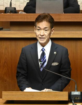 足利市長選への再選出馬を表明する早川市長＝10日午前、足利市議会議場