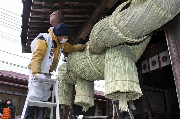 森友瀧尾神社で行われた恒例のしめ縄の掛け替え