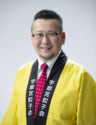 宇都宮ブランドアンバサダーを委嘱される宇都宮餃子会の鈴木さん（市提供）