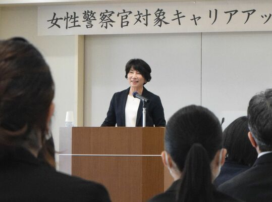 女性警察官らを前に講演する茨城県警の村田生活安全部長＝２日午後、栃木県警本部