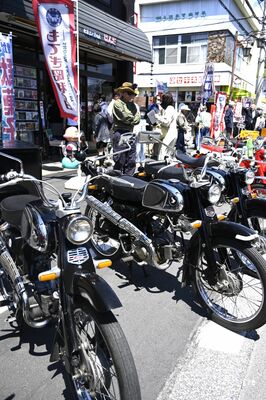 グランドオープンした第２もてぎ昭和館の前に並べられたオートバイ