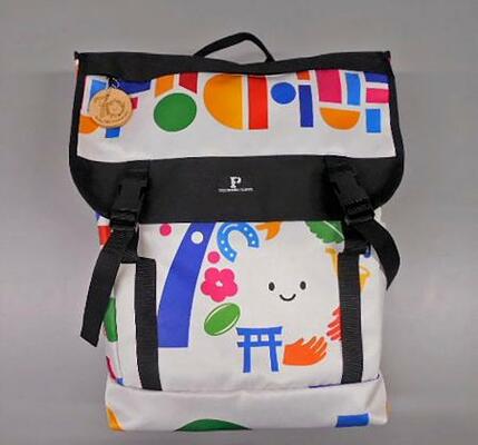 　府中刑務所の受刑者が廃棄品を活用して製作したリュックサック（東京都府中市提供）