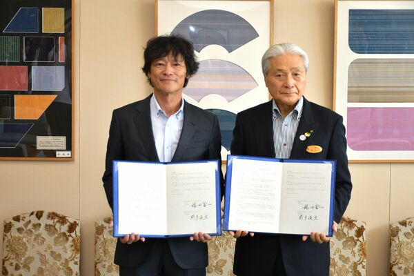 協定を締結した福田知事(右)と前多社長=23日午前、県庁