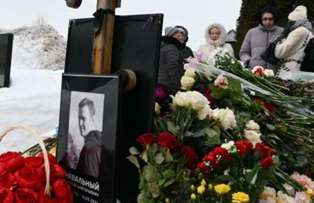 命日に当たる16日に多くの花が手向けられたナワリヌイ氏の墓=モスクワ(共同)