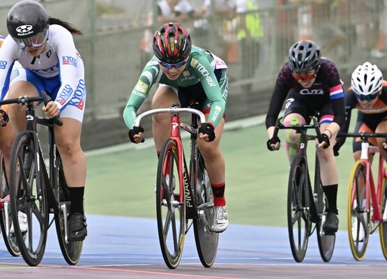 女子スクラッチ決勝　ゴールスプリントで５位に入った本県の雨谷＝京都向日町競輪場、加藤竜矢撮影