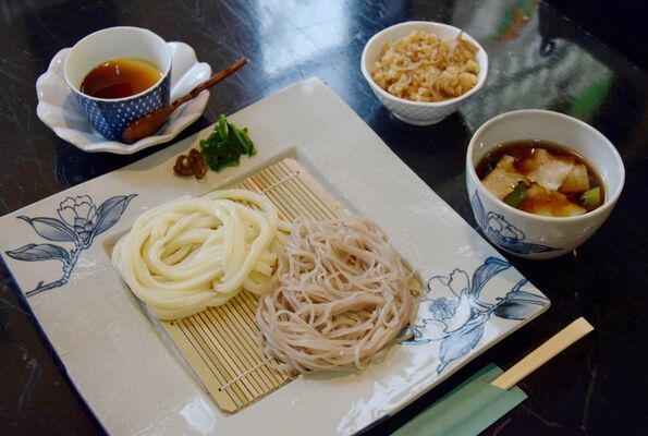 つけ汁肉うどん合い盛り
