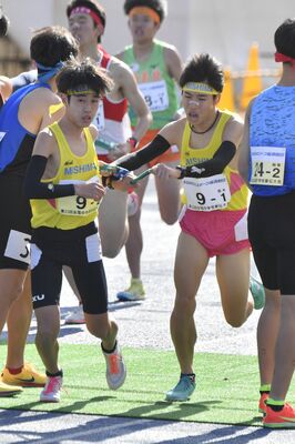 男子三島の1区本多(右)から2区石山にたすきをつなぐ