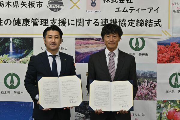 協定を結んだ森島市長と前多社長（右）