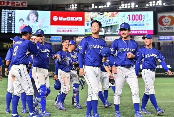74年ぶりの県勢勝利を収め、笑顔を見せるエイジェックの選手たち＝24日午後９時40分、東京ドーム