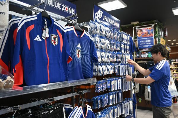 日本代表関連のグッズを大々的に展開しているスポーツ用品店の特設コーナー=6月上旬、宇都宮市駅前通り1丁目