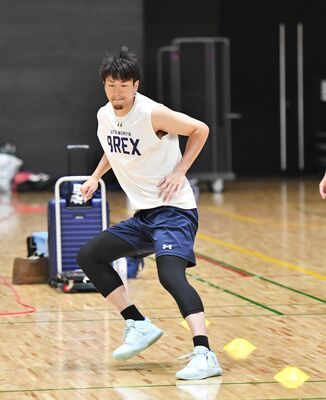 ブレックス合流後初練習でランメニューをこなす比江島＝日環アリーナ栃木