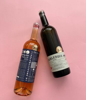 「銅賞」シールを付けた「バーレスク甲州2023」(右)と「オープニングアクト甲州OF2023」