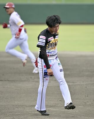 ４回、３点本塁打を浴び、うつむく栃木ＧＢの横尾（右）＝小山運動公園野球場