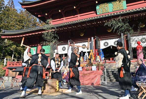 三仏堂前で行われた「御供加持」＝21日午前８時50分、日光市山内