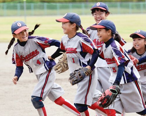１６年ぶり２度目の優勝を決め、笑顔でベンチに戻る大原間ＳＢＣの選手たち＝三和住宅にしなすのスポーツプラザＡ球場