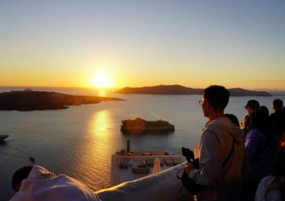 　ギリシャ・サントリーニ島の夕日＝１０月（共同）