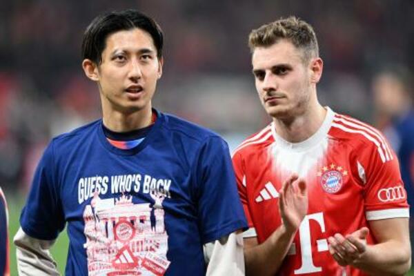 　レーバークーゼン戦で勝利しチームメートと喜ぶバイエルン・ミュンヘンの伊藤（左）。出場機会はなかった＝レーバークーゼン（共同）