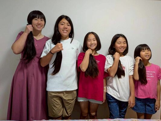 ヘアドネに協力した（左から）佳代子さん、智さん、菜緒子さん、麻弥子さん、也瑛子さん
