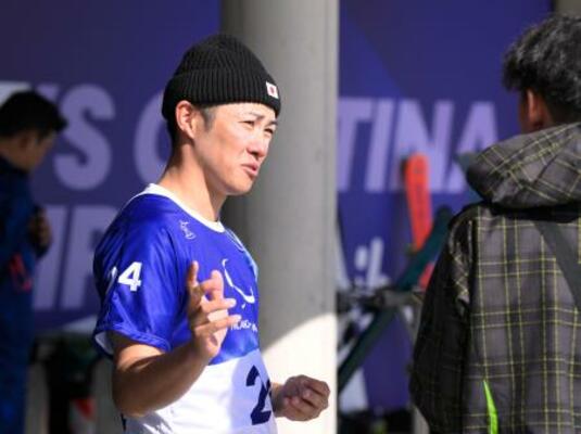 　公式練習を終え、取材に応じる小須田潤太＝コルティナダンペッツォ（共同）