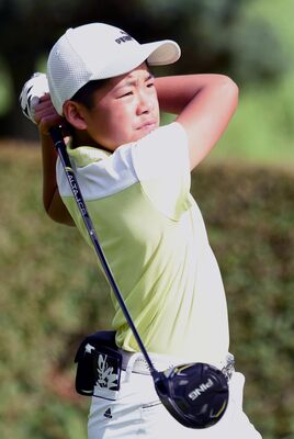 小学生高学年　１アンダー、７１で優勝を果たした岡安（戸祭）のティーショット＝鹿沼ＣＣ北コース１番