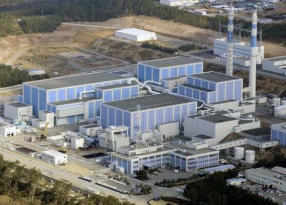 　北陸電力志賀原発の１号機（手前）と２号機＝２０２５年１月、石川県志賀町