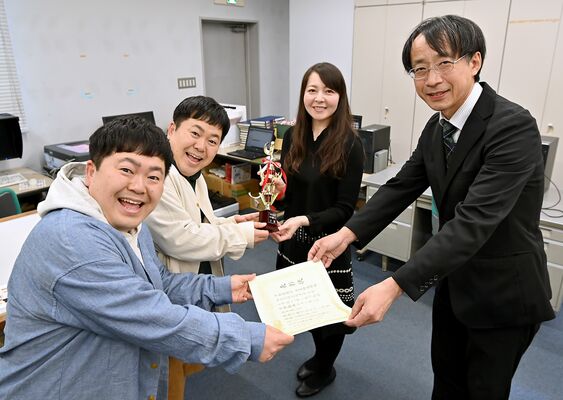「下野動画ニュース大賞」の表彰で本社を訪れたザ・たっち（左の２人）＝20日午後、下野新聞社