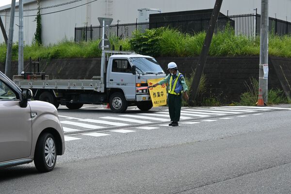 警備員が交通誘導する工事現場＝さくら市氏家