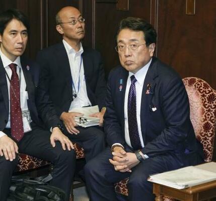 　参院予算委理事懇談会に臨む赤沢経済再生相（右）＝１５日午後、国会