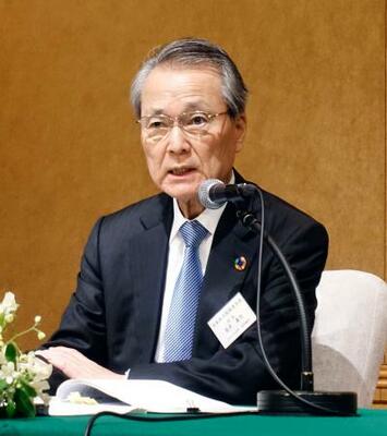 　福岡市で記者会見する経団連の筒井義信会長＝１２日午後