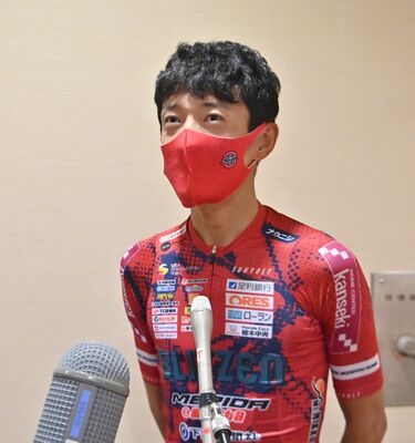 報道陣の取材に応じる宇都宮ブリッツェンの増田＝14日午後、宇都宮市大通り２丁目