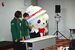 ハンドベル演奏を披露するさのまる