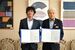 協定を締結した福田知事(右)と前多社長=23日午前、県庁