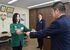 吉田署長（右）から感謝状を受け取る茅島さん