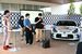 新車両のデザインについて説明する矢島さん（右端）と鶴賀さん（左端）＝28日午後、宇都宮市