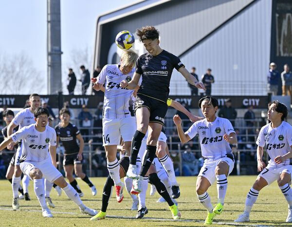 前半7分、ゴール前で競り合う栃木シティのDF佐藤(中央右)=栃木市のシティフットボールステーション(CFS)、磯真奈美撮影