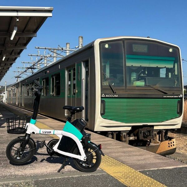 ＪＲ烏山線の列車とＬＵＵＰの自転車