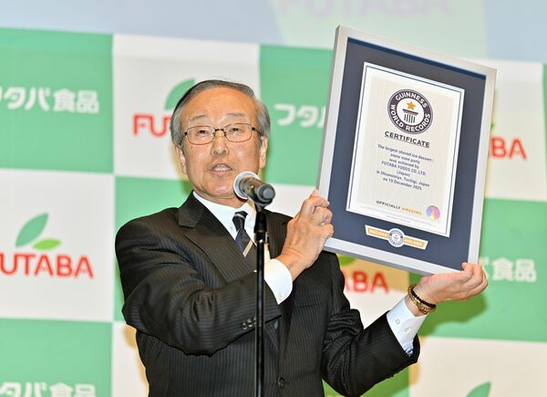 認定書を手にする斎藤社長